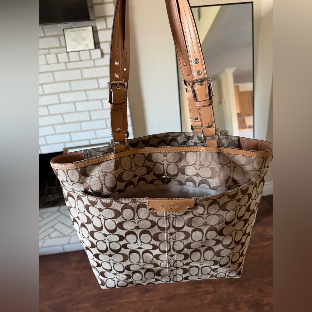Coach bag, gently used. Last customer canceled order so it’s still available - Picture 3 of 8